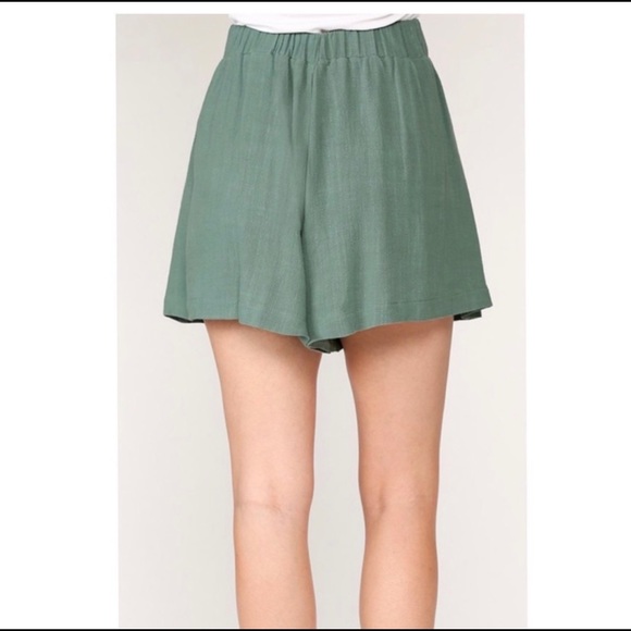 Washed and Pleated Linen and Cotton Blend Shorts with Pockets and Belt Detail - Picture 5 of 7